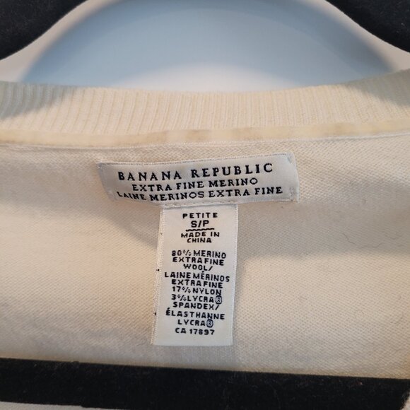 Creamy Merino Wool V-neck sweater - Picture 4 of 5